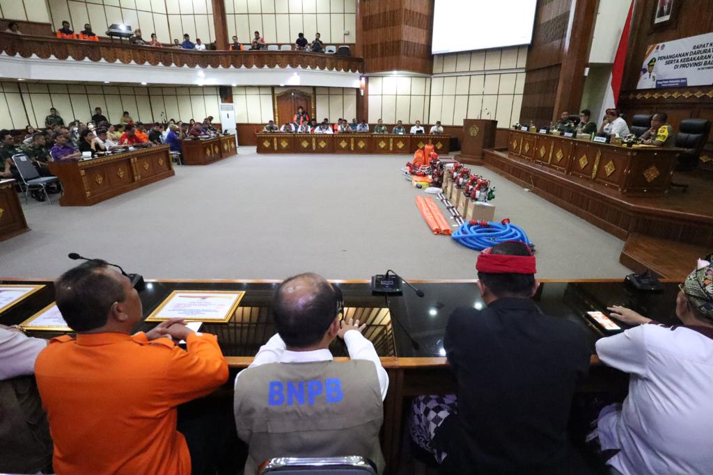 Peserta mengikuti Rapat Koordinasi Penanganan Darurat Bencana Kekeringan Serta Kebakaran Hutan dan Lahan di Provinsi Bali yang digelar di Kantor Gubernur Bali, Kota Denpasar, Bali, Kamis (19/10).